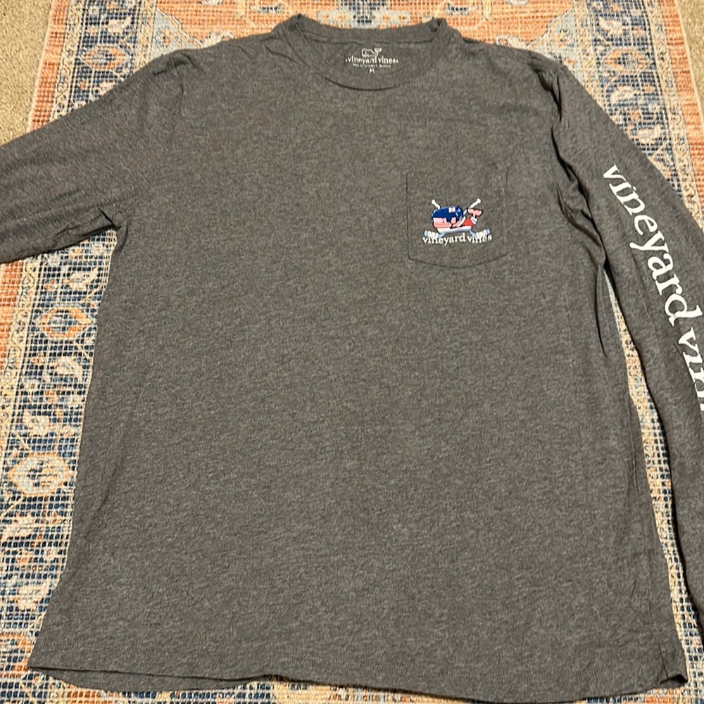 Men’s Medium Grey Vineyard Vines long sleeve T, X sticks pink hockey whale